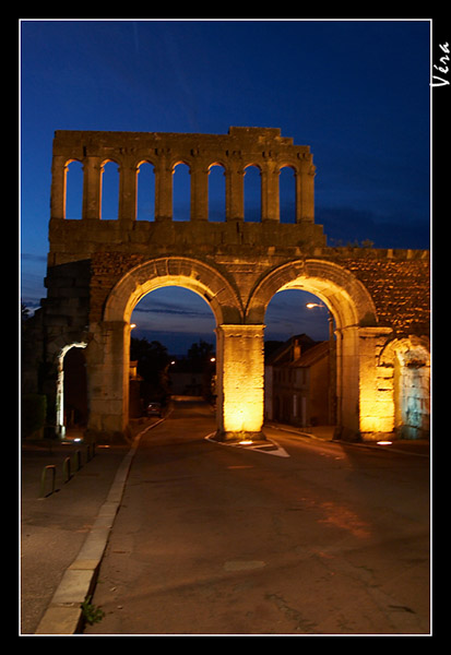 La porte d'Arroux de nuit