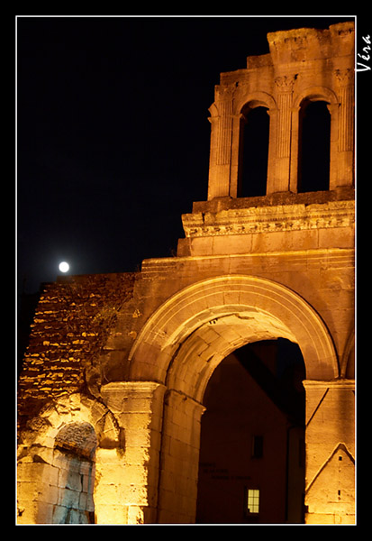 la pleine lune sur la Porte d'Arroux