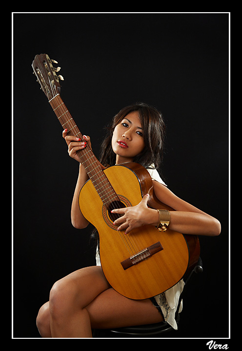 Anny joue de la guitare