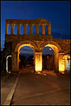 photo La porte d'Arroux de nuit