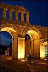 photo enfants au pied de la porte d'Arroux